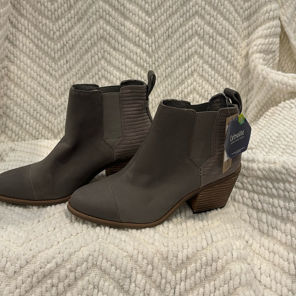 Women’s size 8.5 boots new with tag